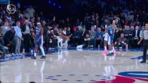 76人客战骑士 詹姆斯抢断哈登完成快攻扣篮